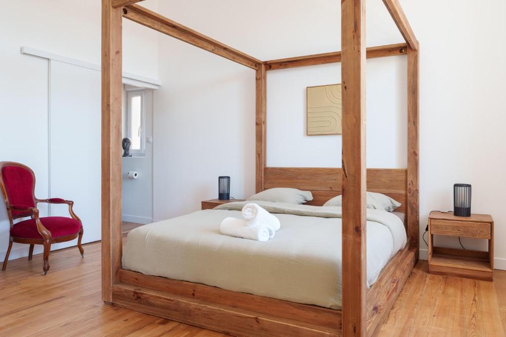 Chambre lumineuse avec lit à baldaquin en bois
